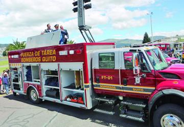 Cuerpo de Bomberos de Quito recibió vehículos y nuevos trajes