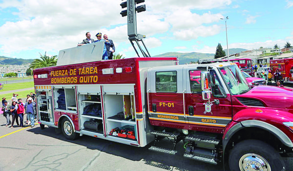 Cuerpo de Bomberos de Quito recibió vehículos y nuevos trajes