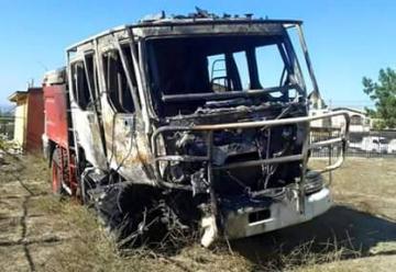 Dos carros de Bomberos resultó quemado y otro se volcó en incendio de Valparaíso