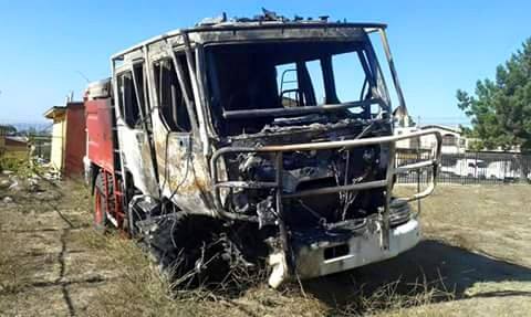 Dos carros de Bomberos resultó quemado y otro se volcó en incendio de Valparaíso