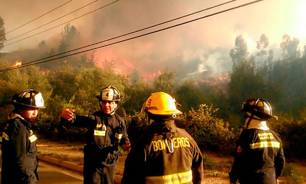 Dos bomberos graves producto de incendio en Valparaíso