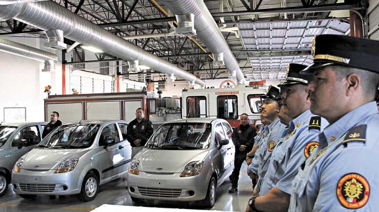 Entregan vehículos y equipo a Bomberos
