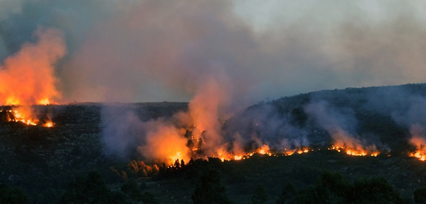 Bomberos de Bariloche combaten incendio en Chubut