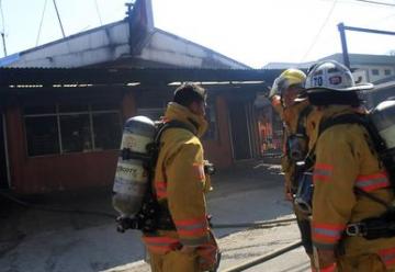 Bombero lesionado en incendio en panadería