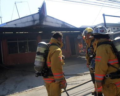 Bombero lesionado en incendio en panadería