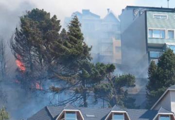 Bariloche: el fuego llegó a cuatro cuadras del Centro Cívico