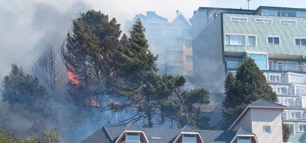 Bariloche: el fuego llegó a cuatro cuadras del Centro Cívico