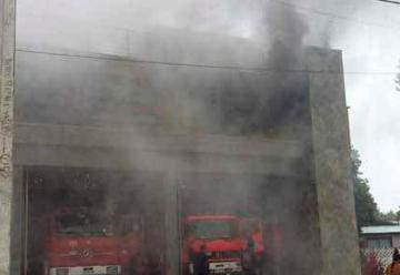 Bomberos lesionados tras incendio que afectó a cuartel de Bomberos de Niebla
