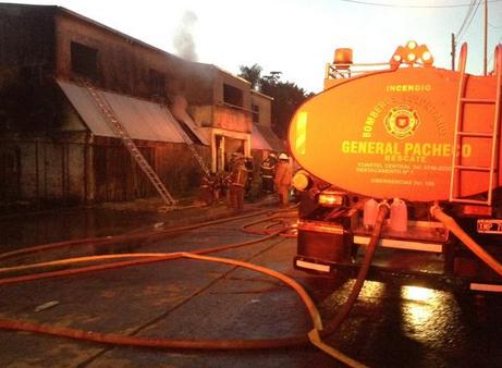 Veinte dotaciones de bomberos controlaron un gran incendio