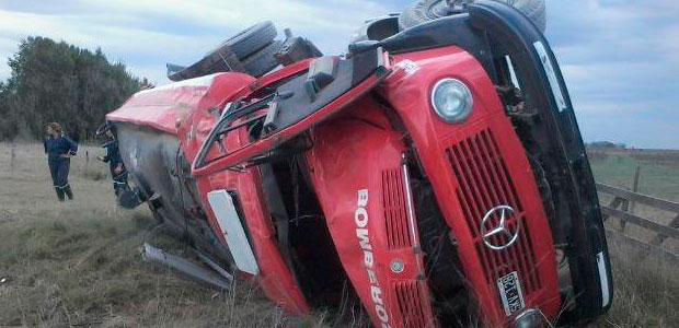 Volcó autobomba de los Bomberos Voluntarios de Maipu