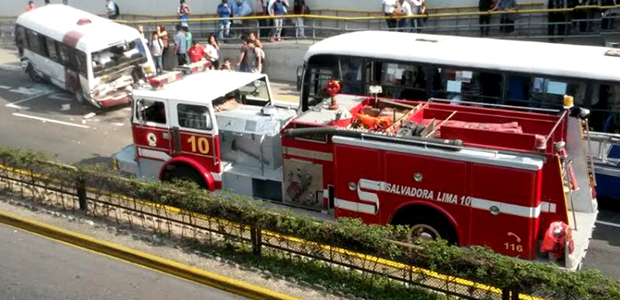 Bus choca contra unidad de bomberos en la vía expresa Grau