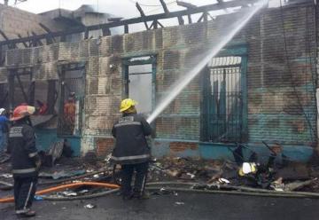 Voraz incendio en locales de San Salvador