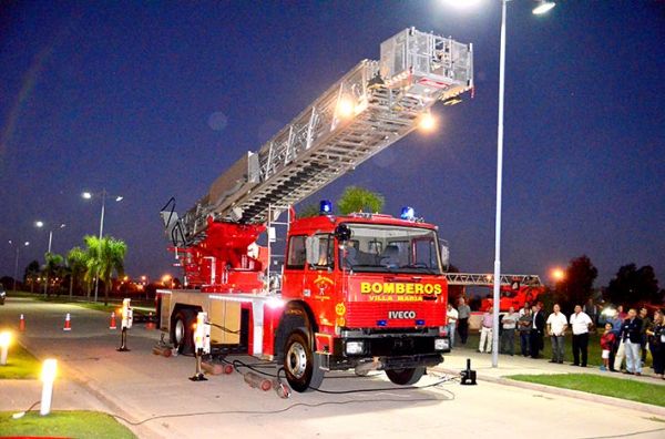 Presentaron la nueva escalera de los Bomberos Voluntarios de Villa María.