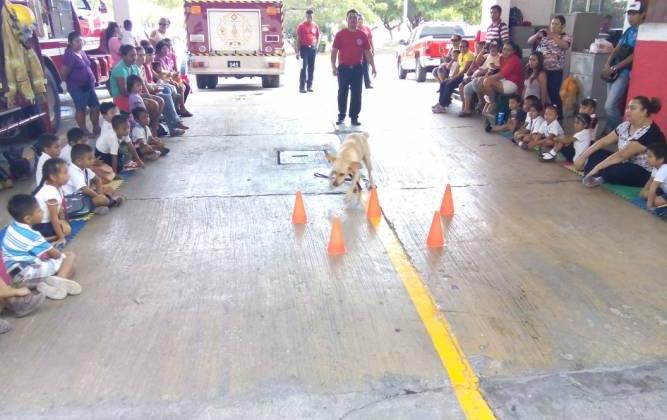 Sorprenden a niños las actividades de los bomberos