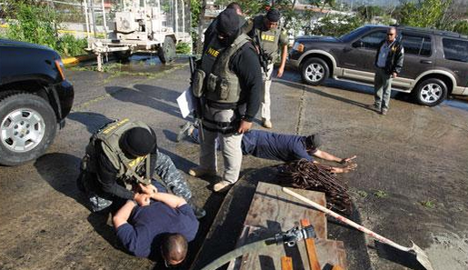 Arrestan bomberos por contrabando de drogas en cárceles