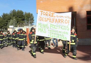 El alcalde de Salamanca pierde la batalla contra los bomberos que se manifestaron contra sus «derroches»