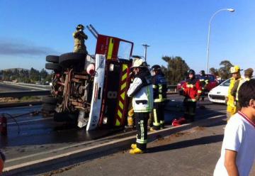 Carro de Bomberos se volcó cuando se dirigía a un incendio