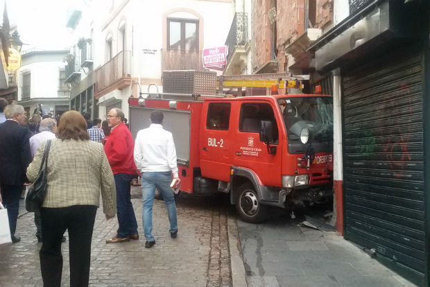 Un camión de Bomberos sin control y choca en Espartería