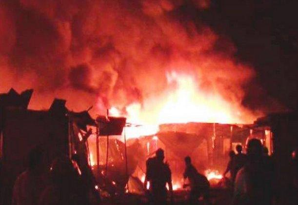 Incendio en el mercado de Sullana consume más de cien puestos