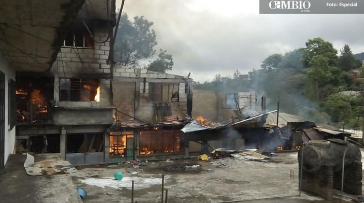10 casas destruidas por incendio en Xicotepec