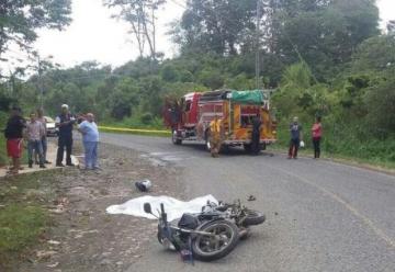 Colisión entre camión de Bomberos y motocicleta deja un fallecido