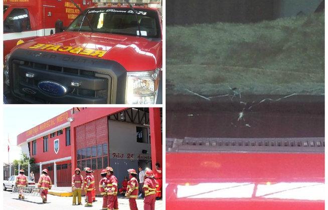 Arrojan piedra a vehículo de rescate de los bomberos