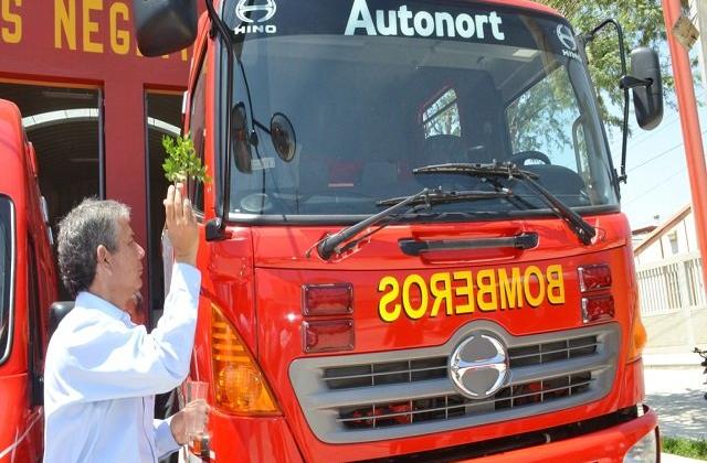 Renuevan equipos de protección a bomberos de La Brea-Negritos