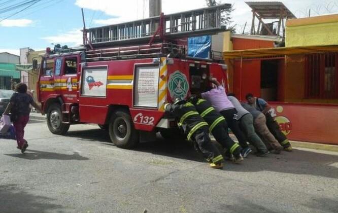 Bomberos acuden a llamado por incendio y terminaron empujando el carro