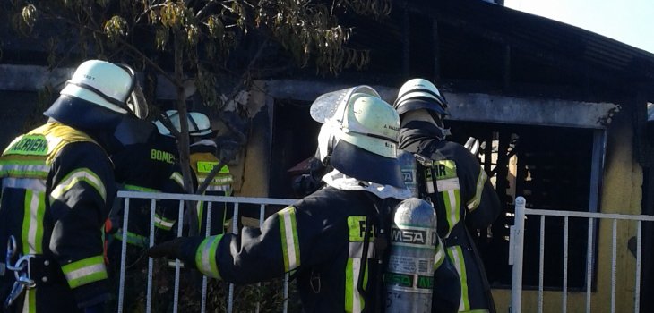 Dos voluntarios resultan lesionados en combate de incendio