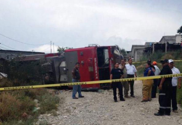 Muere bombero tras volcar un carrobomba en Monclova