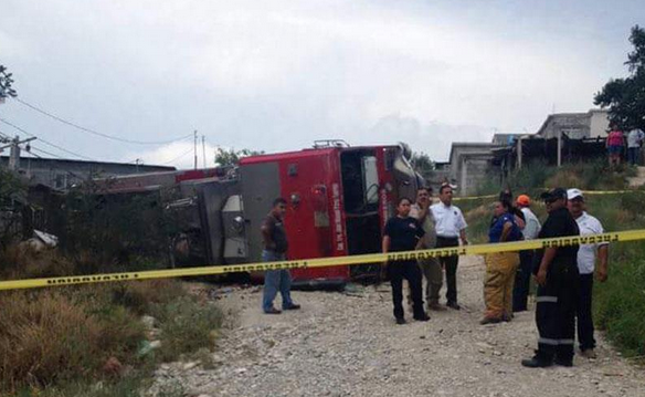 Muere bombero tras volcar un carrobomba en Monclova