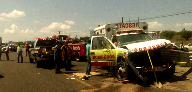 Choca camión de bomberos y deja tres lesionados