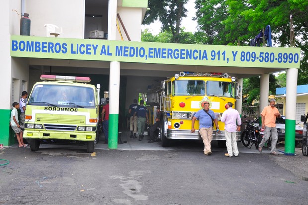 Camión de bomberos sirve de ambulancia en Santiago