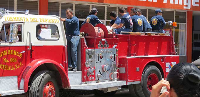 Bomberos sobreviven de milagro