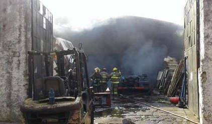 Bomberos lograron contener gran incendio en Quilmes Oeste