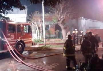 Controlan voraz incendio en depósito en Quilmes