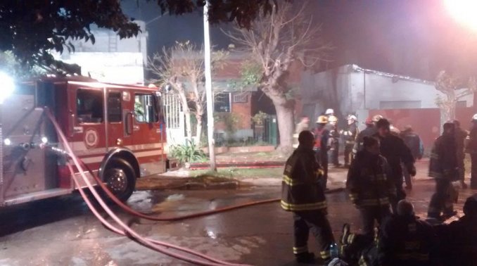Controlan voraz incendio en depósito en Quilmes