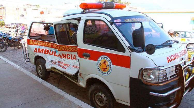 Ambulancia de la Compañía de Bomberos Voluntarios de la Esperanza sufre accidente