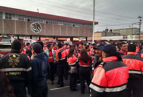 Bomberos de D.F. exigen mejoras de equipos y de salarios