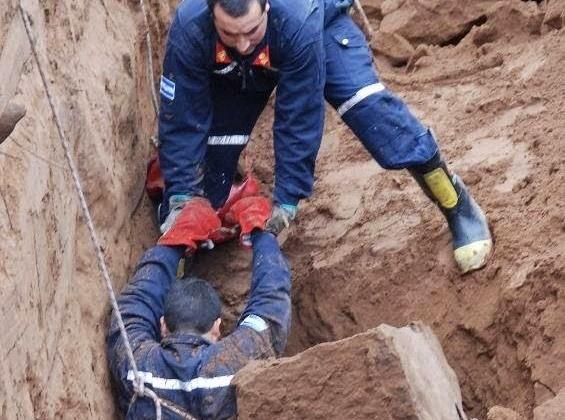 Un joven falleció y tres bomberos resultaron heridos