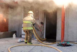 Un bombero asistió al incendio de la casa de su padre