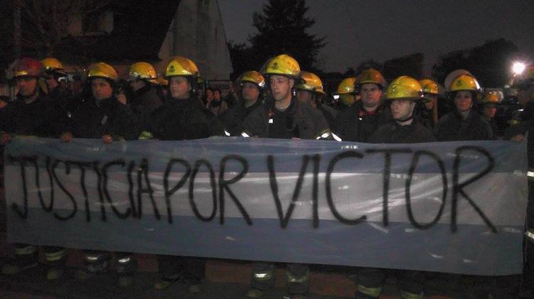 Una multitud reclamó justicia por el asesinato del bombero Víctor Orellana