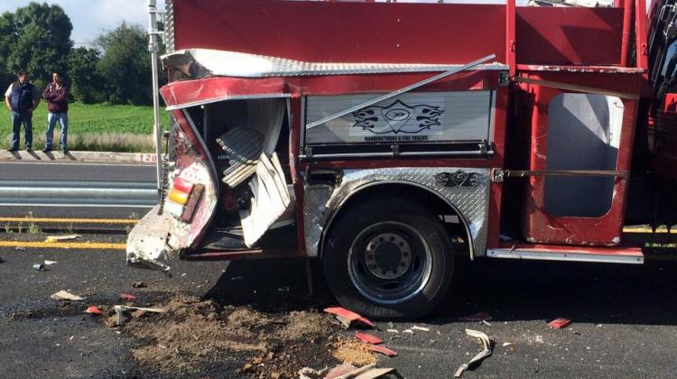 Dos Camiones chocan a patrullas, carros y hasta camiones de bomberos