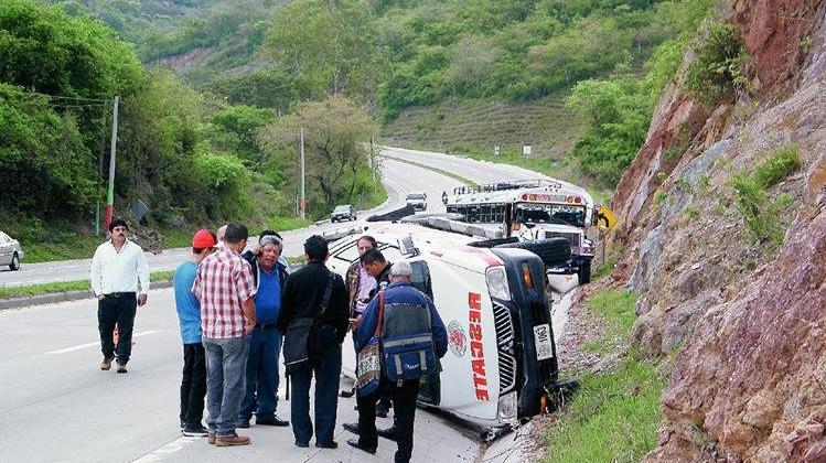 Autobús choca con ambulancia de bomberos y la hace volcar