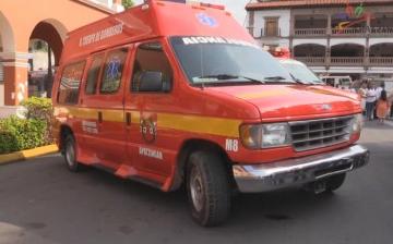 Alcalde de Apatzingán entrega ambulancia vieja y la presenta como nueva