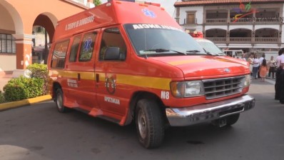 Alcalde de Apatzingán entrega ambulancia vieja y la presenta como nueva