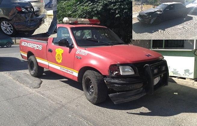 Choca mujer bombero su unidad contra otros dos vehículos