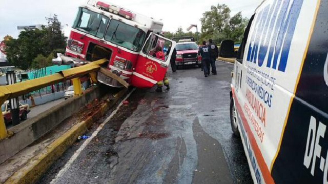 Choca camión de bomberos contra barra de contención
