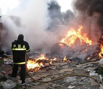 Agredieron a bomberos que apagaban un incendio tras un piquete