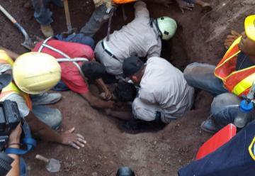 Bomberos rescatan a hombre soterrado al caerse edificio en construcción
